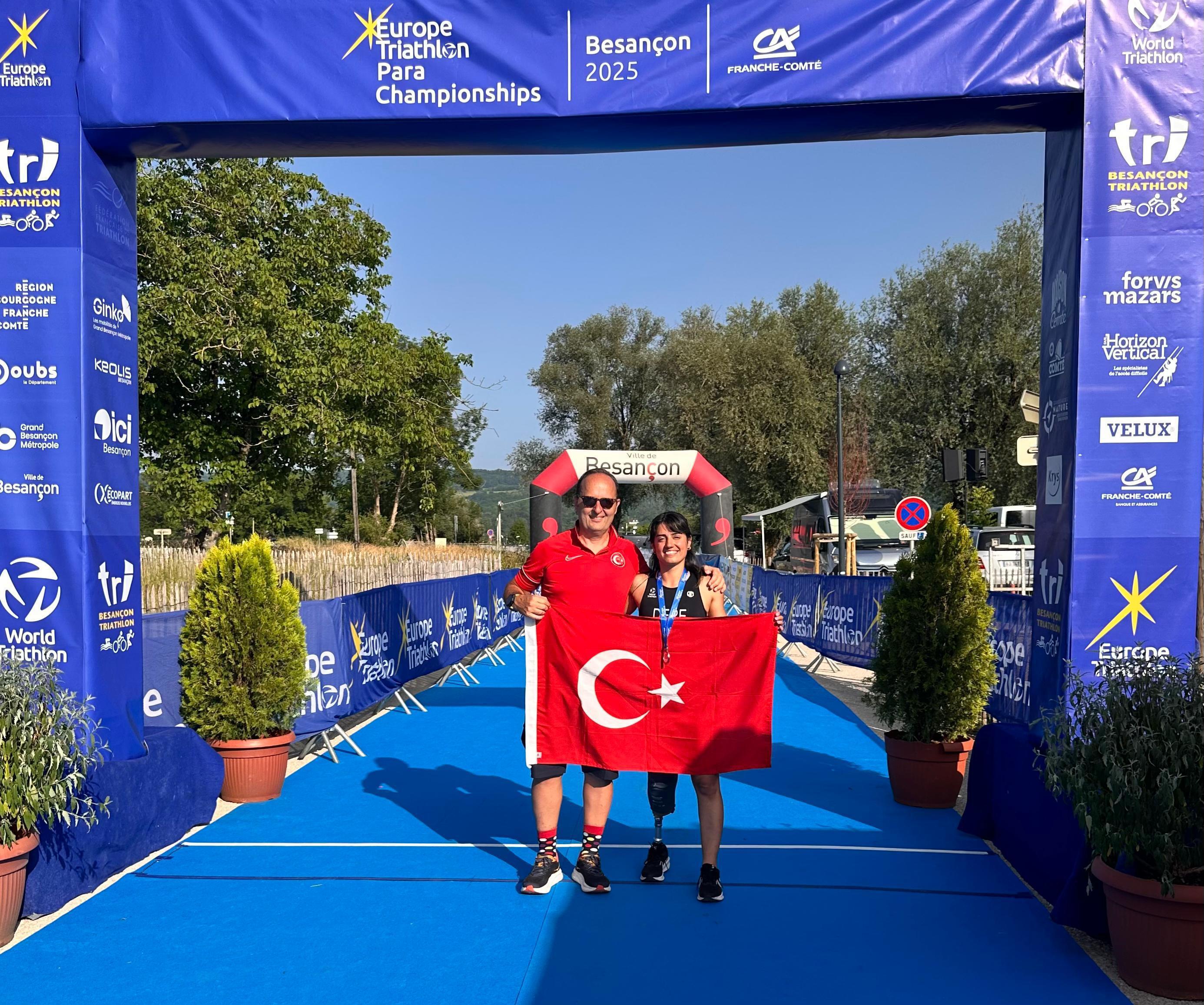 Engelleri aşan her başarıda, toplumsal eşitliğe katkı sunmanın gururunu yaşıyoruz.